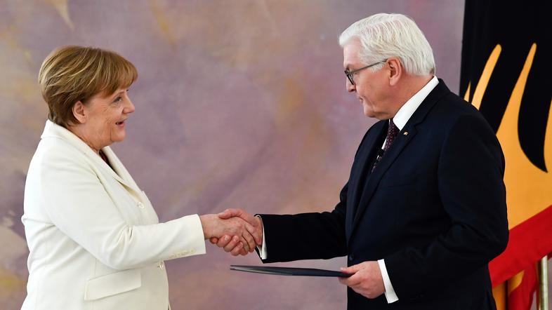 Angela Merkel prisegla še v četrto.