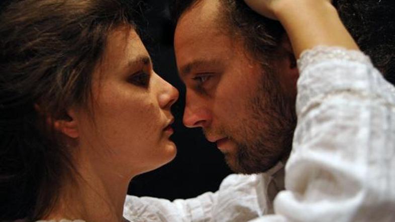 V predstavi, ki traja 60 minut, nastopata Martina Maurič Lazar in Gregor Luštek.