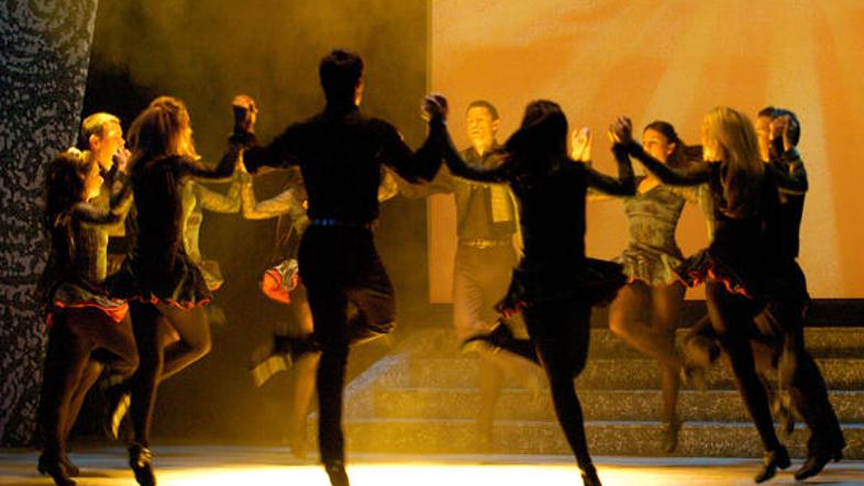 Riverdance je inovativna in razburljiva mešanica plesa, glasbe in pesmi.