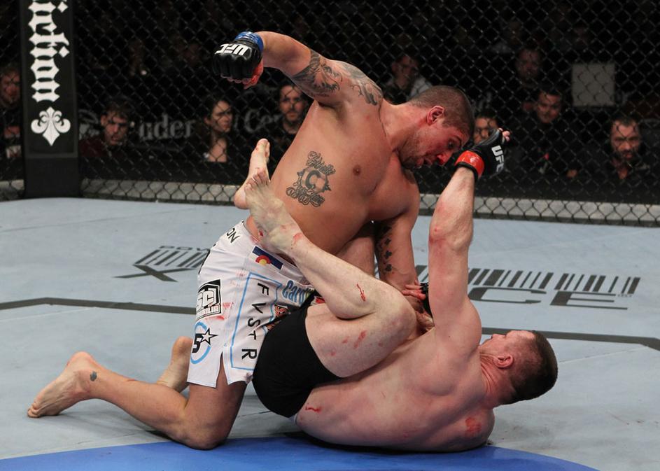 Udarci Brendana Schauba (zgoraj) so bili premočni za Mirka Filipovića (spodaj). 