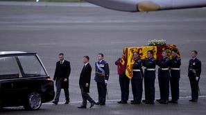 Kraljica Elizabeta II., krsta je prispela v London