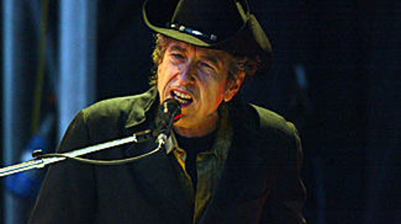 Robert Allen se je pri devetnajstih podal na pot samo z kitaro, orglicami in maj