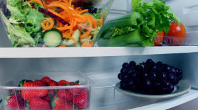 Napolnite ga z veliko svežega sadja in zelenjave.