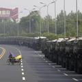 Kitajska vojska na območje dovaža opremo za reševanje, pa tudi pontonske mostove