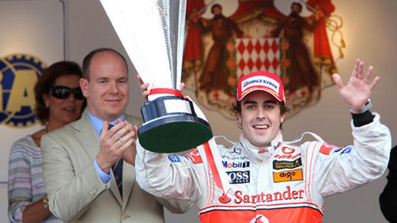 Pokal za lansko zmago v Monaku je iz rok princa Alberta II. prejel Fernando Alon