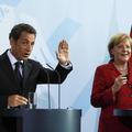 Sarkozy in Merklova na skupni novinarski konferenci, kjer sta predlagala obudite