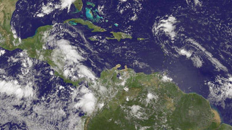 Claudette se premika vzdolž zalivske obale.