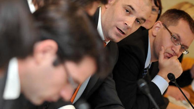 Čeprav bo prehod med skladi možen brez plačila davka, v KD Skladih, ki jih vodi 