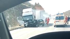 Prometna nesreča, golf zapeljal pred tovornak