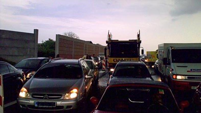 Vozniki so se na avtocesti Maribor jug zaradi toče ustavili pred predorom in pos