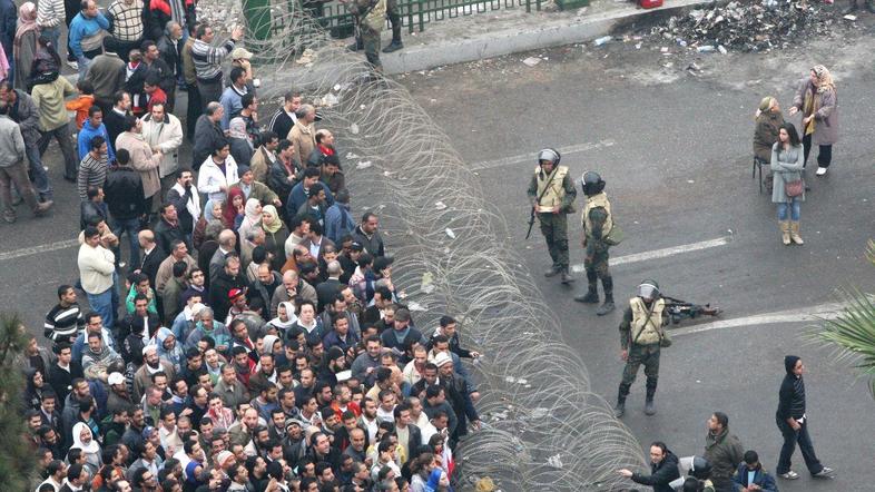 Pogled na protestnike v Egiptu. (Foto: Reuters)