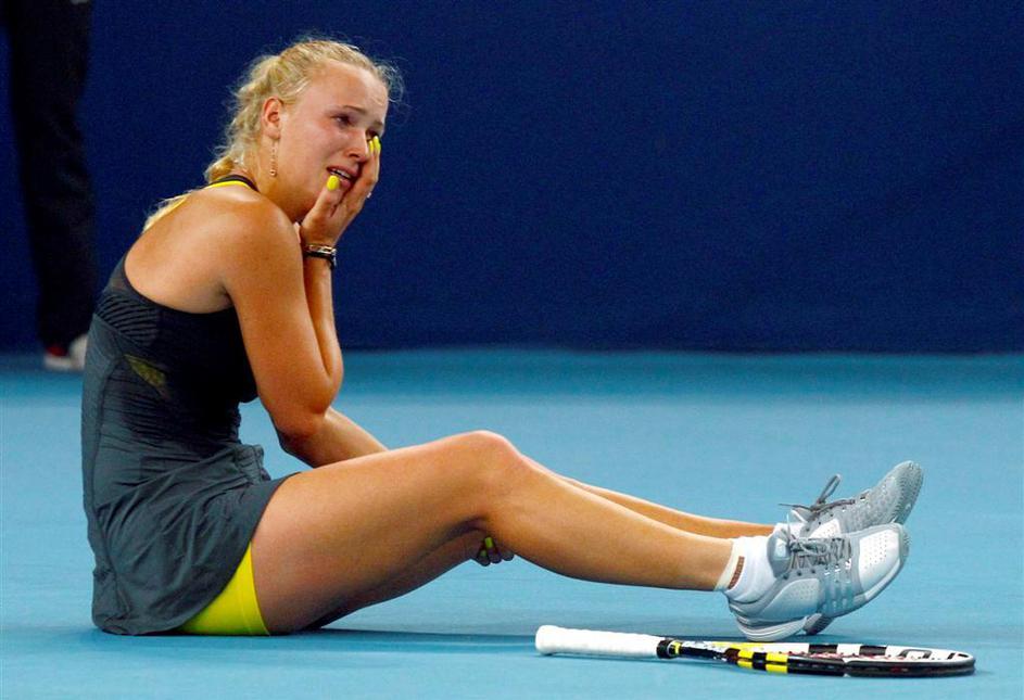 Caroline Wozniacki je na dvoboju z Ano Ivanović padla in si poškodovala koleno, 