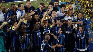 Javier Zanetti veselje slavje proslavljanje slavje pokal naslov prvakov prvaka p