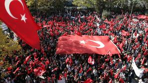 Pritisk javnosti na turško vlado, naj ukrepa se je, potem ko so napadi kurdskih 
