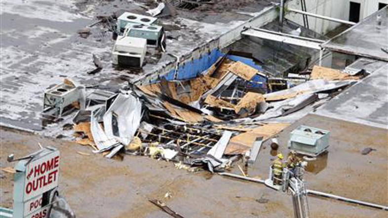 Kolikšno škodo je za seboj pustil tornado, še ni znano.