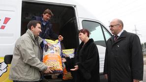 Zakonca Zadravec sta Roku Štiblerju, vodju zavetišča, predala tonsko zalogo hran