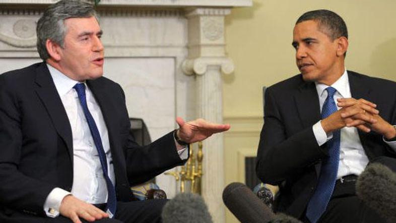 Premier Brown (levo) si bo večere krajšal s filmi.