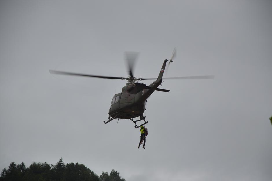 evakuacija s helikopterjem Škofja Loka poplave | Avtor: Andrej Leban