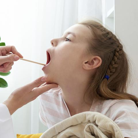 angina, boleče grlo, pregled pri pediatru, pediater, bolan otrok, bolana deklica,