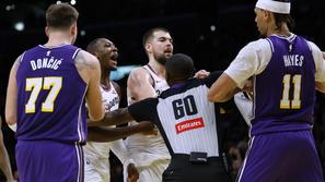 Luka Dončić in Jaxson Hayes proti Los Angeles Clippers