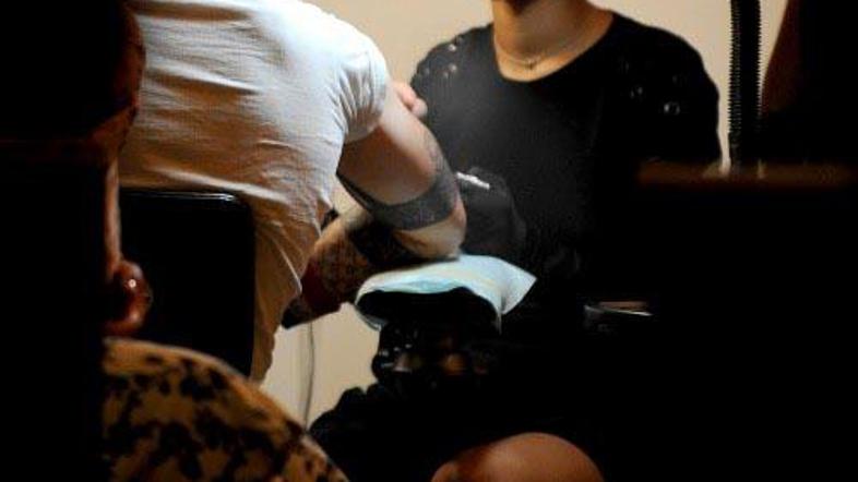 Rihanna med lekcijami tetoviranja.