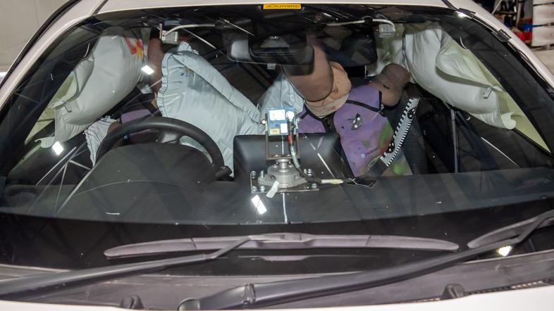 Toyota yaris Euro NCAP sredinska zračna blazina airbag