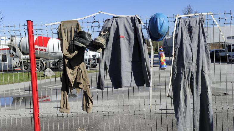 Dela zamujajo povsod, delavci nimajo niti potrebnega materiala, da bi se lahko d