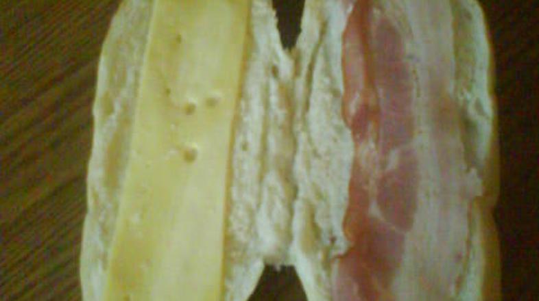 Mati šolarke pravi, da se v že tako skromni malici včasih najde tudi kakšen las 