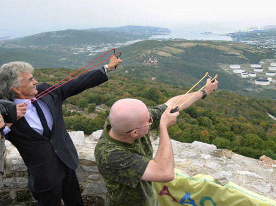 Vojko Bernard in Roberto Giurastante iz Greenactiona sta s fračami simbolično po