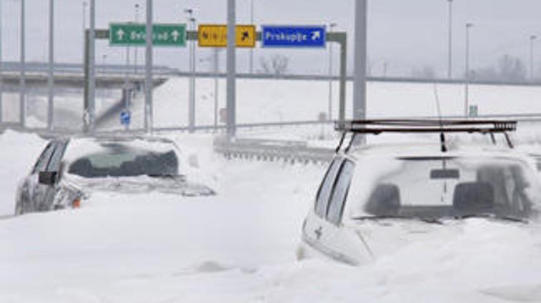 O izrednih razmerah zaradi obilice snega sicer poročajo tudi iz Srbije.