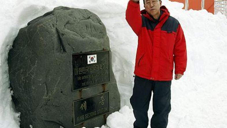 Ban Ki Mun pred obeležjem, ki so ga na Antarktiki postavili njegovi sonarodnjaki