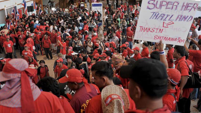 Najmanj 1000 protestnikov je vdrlo v luksuzni hotel v tajskem letovišču Pattaya,