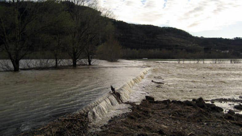 Narasla reka Vipava iz Dolenj pri Ajdovščini.