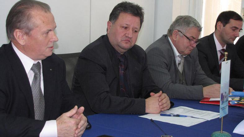 Direktor in dekan Finija David in Jezernik (na sredini) med vodilnima možema dol