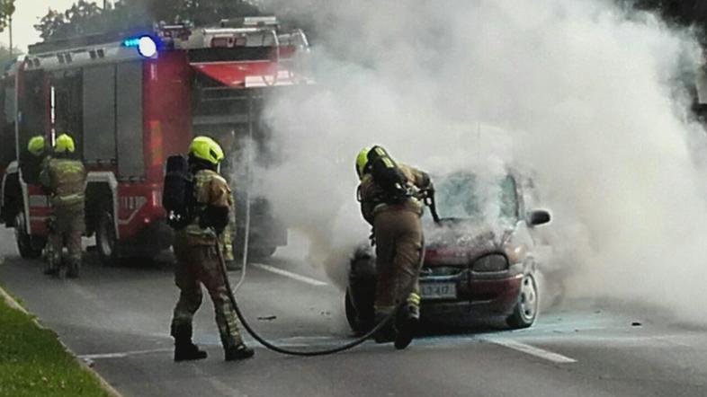 Vozilo zagorelo sredi Ljubljane