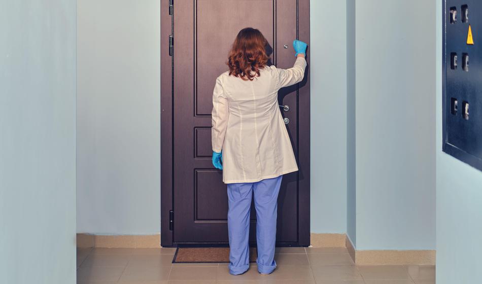 Lagala starostnikom, da je njihov otrok hudo poškodovan, nato pa jih oropala