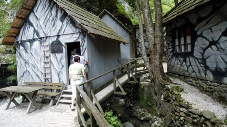 Po dveh letih je restavratorjem s pomočjo donatorjev uspelo Franjo vrniti v skor