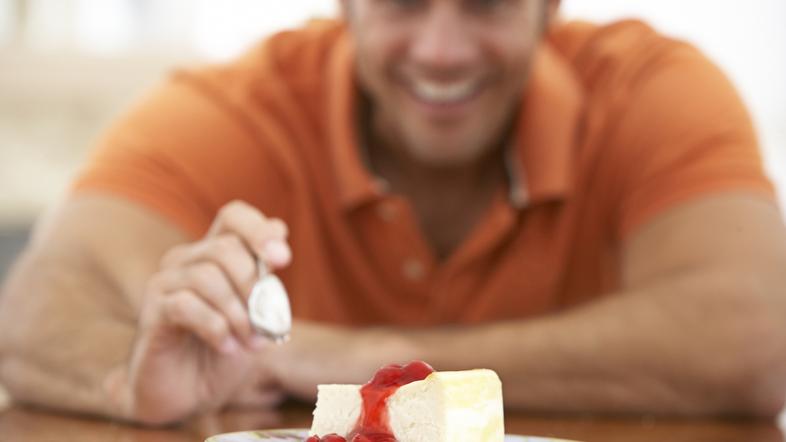 Tudi moški doživljajo pravo poželenje po hrani ... (Foto: Shutterstock)