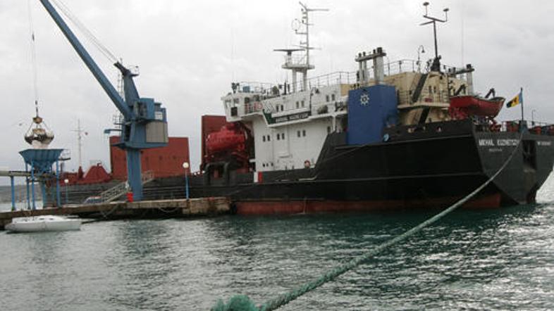 Uprava za pomorstvo je tudi zaradi tehničnih pomanjkljivosti ustavila ladjo Mikh