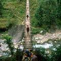 Viseči mostovi, ki so postavljeni čez himalajske reke, so zelo slabo vzdrževani.