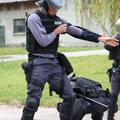 Policija namerava izdatno prenoviti svojo zaščitno opremo. (Foto: Anže Petkovšek