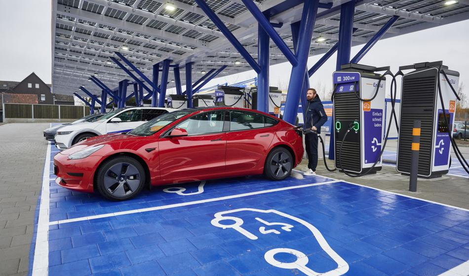 Nora rast prodaje električnih vozil, KItajci v visoki prestavi