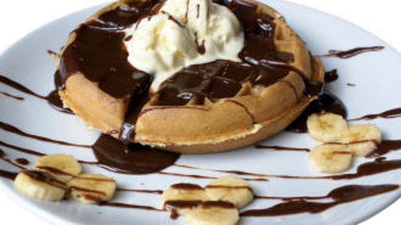 Oblijte jo s temno čokolado in okrasite s sladko stepeno smetano.