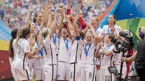 Predaja pokala za svetovno prvenstvo žensk