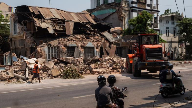 iskanje ponesrečencev izpod ruševin v mandalaju mjanmar