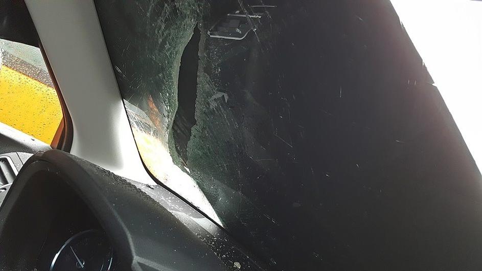 Poškodba vozila na katerega je priletel kos betona na primorski AC