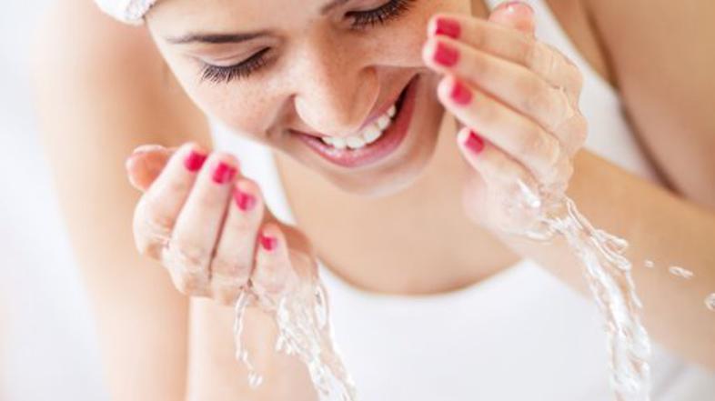 ženska čiščenje obraz