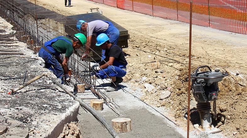 razno 13.06.13. delavci, gradbinci, gradbenistvo, fizicno delo, foto: igor kovac