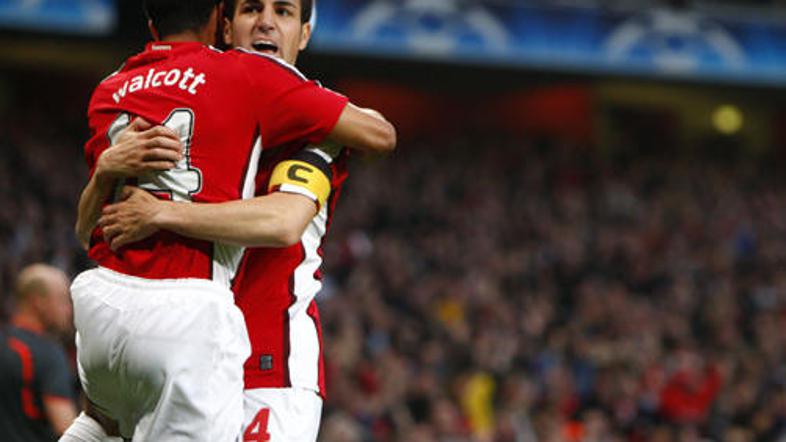 Theo Walcott in Cesc Fabregas sta se veselila prepričljive zmage nad Villarrealo