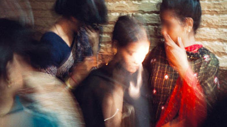 Da bi odplačali dolgove, kmetje svoje žene prodajajo v bordele.